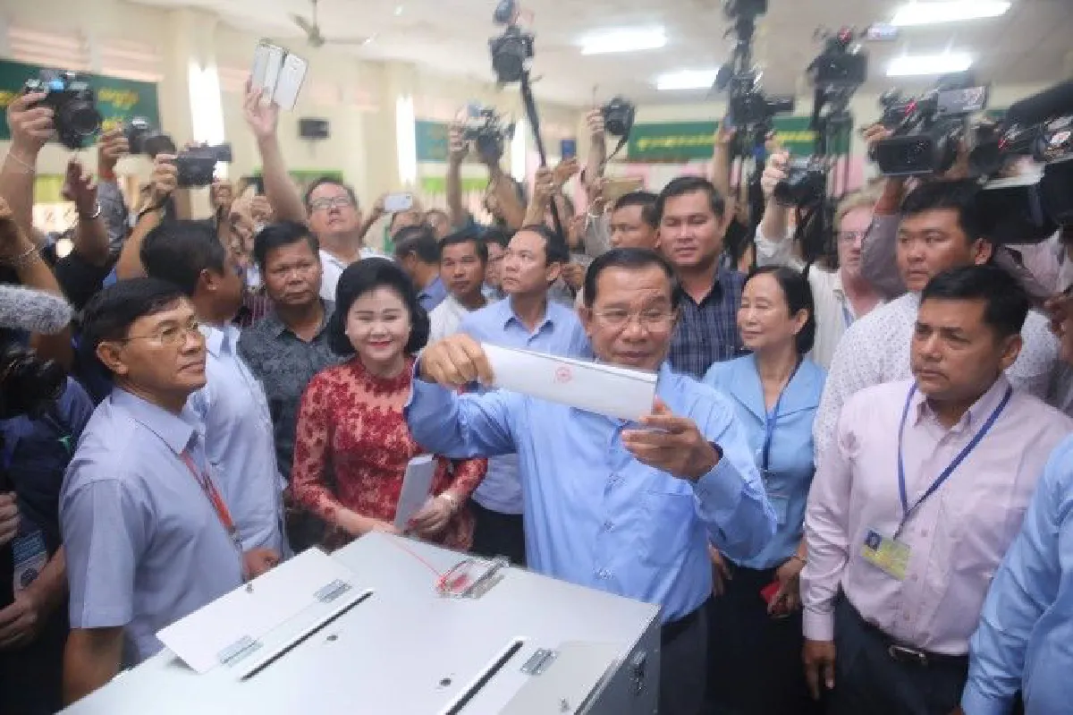 หย่อนแล้ว! "ฮุนเซน" ไปใช้สิทธิในการเลือกตั้งของกัมพูชา