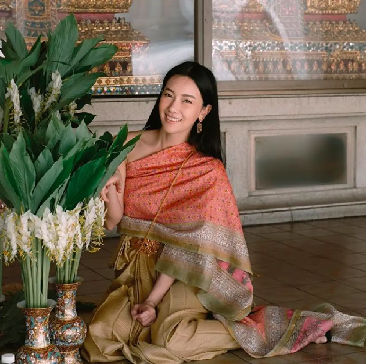 สวยสง่า "นุ่น วรนุช” แต่งชุดไทยเข้าวัดทำบุญวันเข้าพรรษา ที่วัดภูเขาทอง