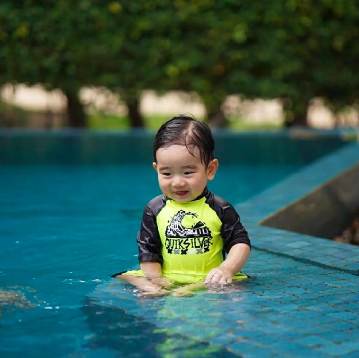 ยิ่งมีลูกยิ่งแซ่บ! “เนย” ขออวดความเซ็กซี่ พา “น้องอคิณ” เที่ยวทะเล