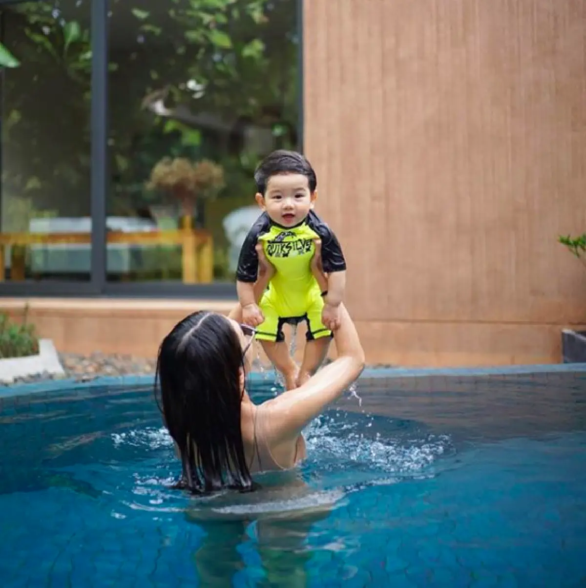 ยิ่งมีลูกยิ่งแซ่บ! “เนย” ขออวดความเซ็กซี่ พา “น้องอคิณ” เที่ยวทะเล