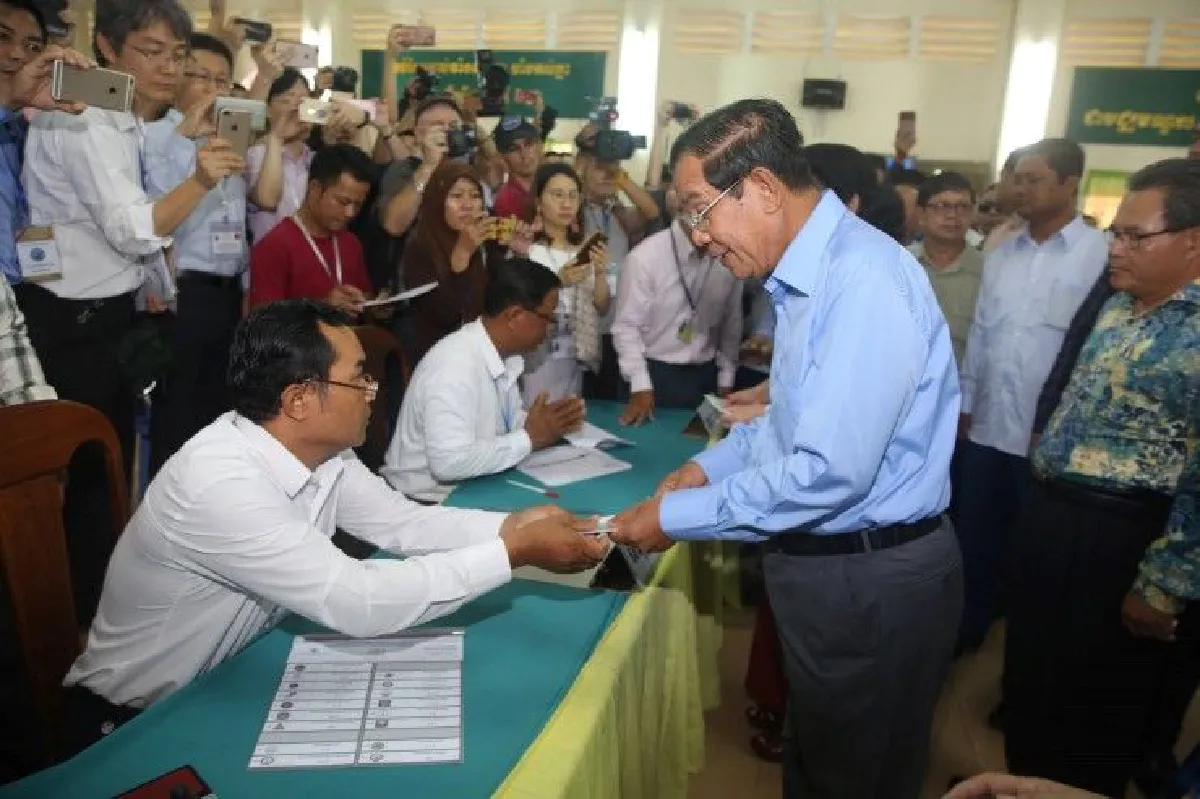 หย่อนแล้ว! "ฮุนเซน" ไปใช้สิทธิในการเลือกตั้งของกัมพูชา