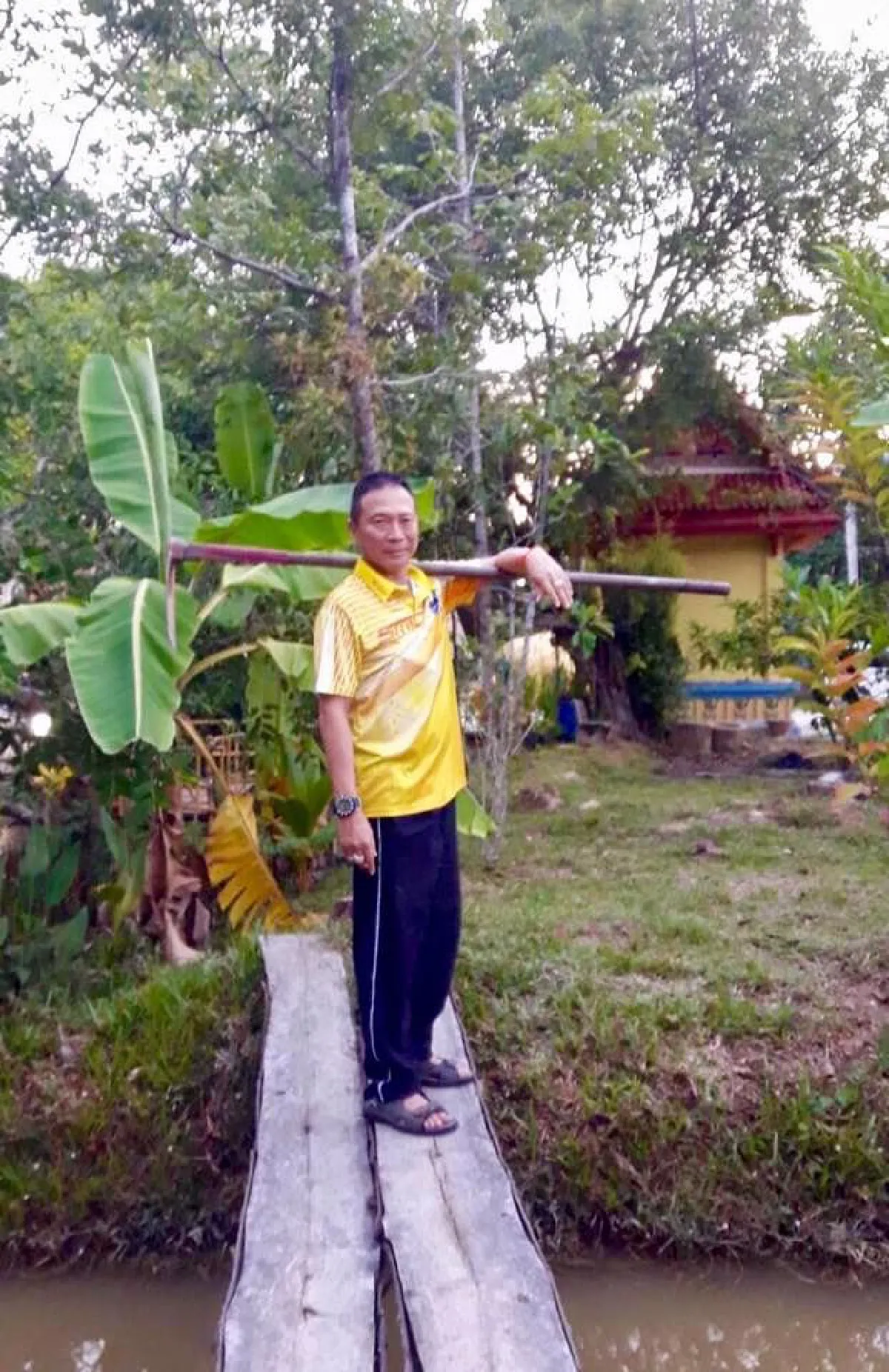 เตรียมเกษียณ! แม่ทัพภาค 4 ใช้เวลาว่างวันหยุดเดินสายปลูกต้นไม้ในวัดภาคใต้
