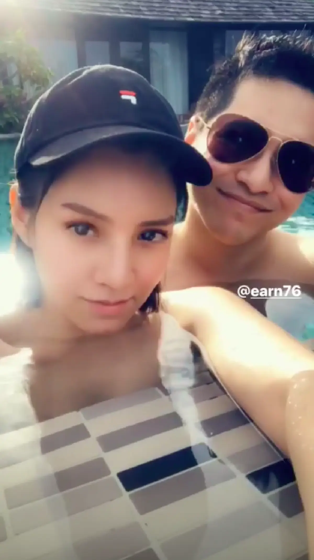 คนโสดตาร้อนผ่าว “จ๊ะ-เอิน” ควงคู่เที่ยวสมุย สวีทหวานในสระน้ำ