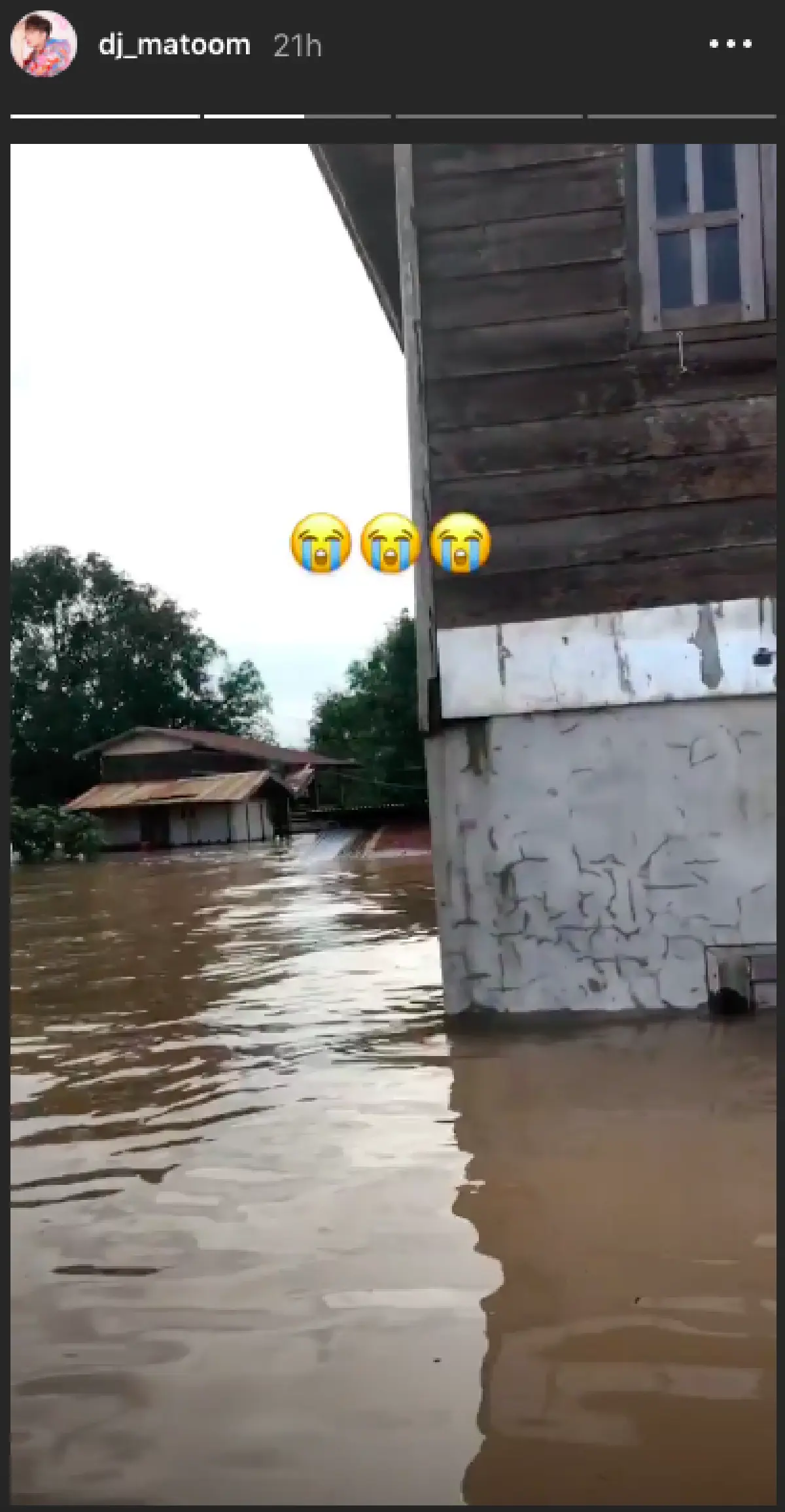 “ดีเจมะตูม” ฝ่าอุปสรรคช่วยเหลือผู้ประสบภัยสปป.ลาว พร้อมลงเรือแจกของเอง
