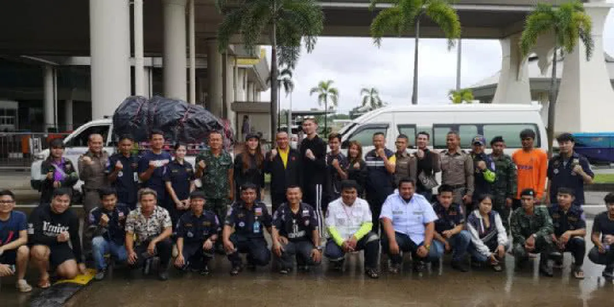 “ดีเจมะตูม” ฝ่าอุปสรรคช่วยเหลือผู้ประสบภัยสปป.ลาว พร้อมลงเรือแจกของเอง
