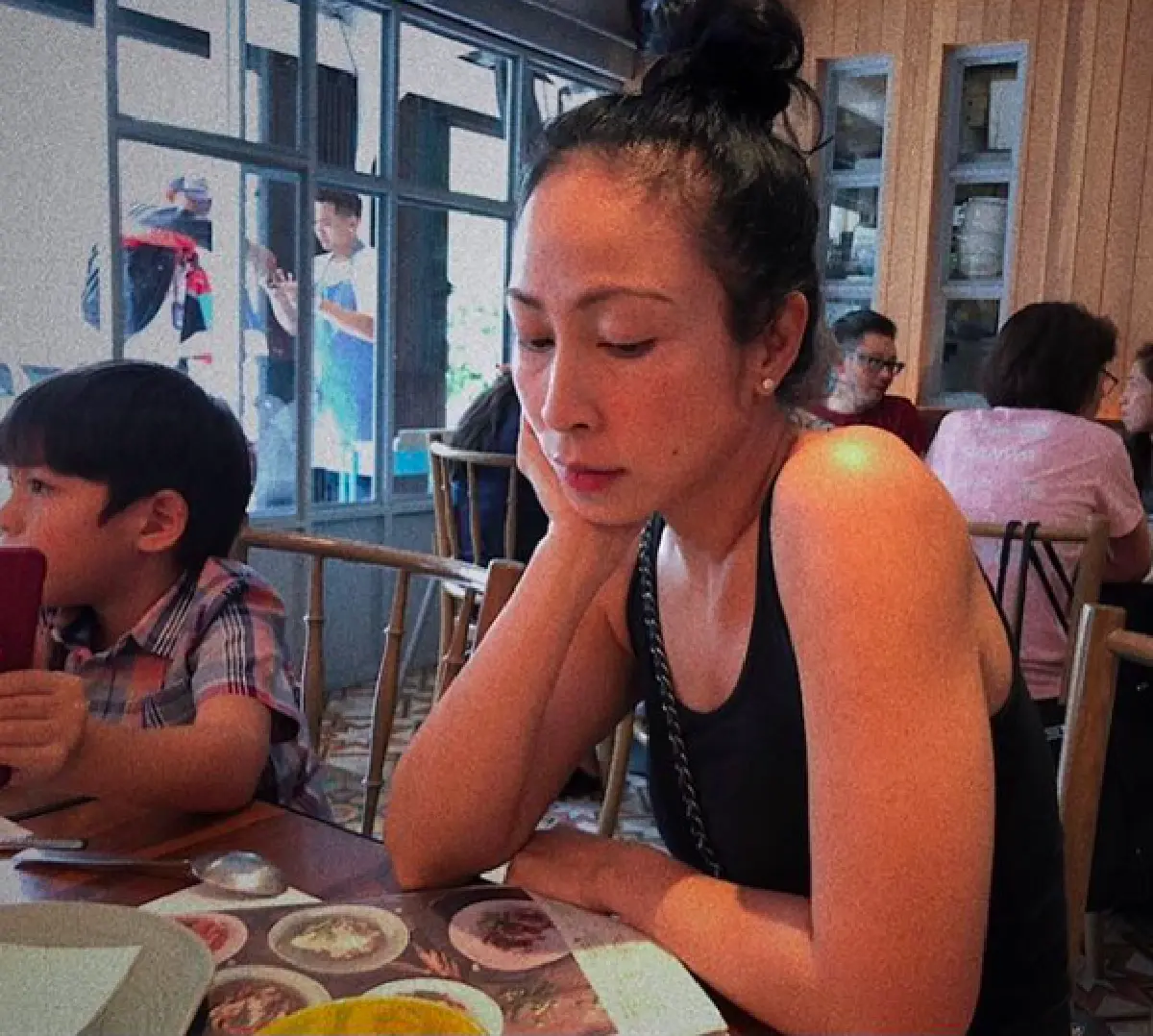 เดจาวู! “น้องธร” ลูกชาย “กิ๊ก สุวัจนี” ขอเลียนแบบท่าแม่จิกตา-เบ้ปากแบบเป๊ะทุกองศา