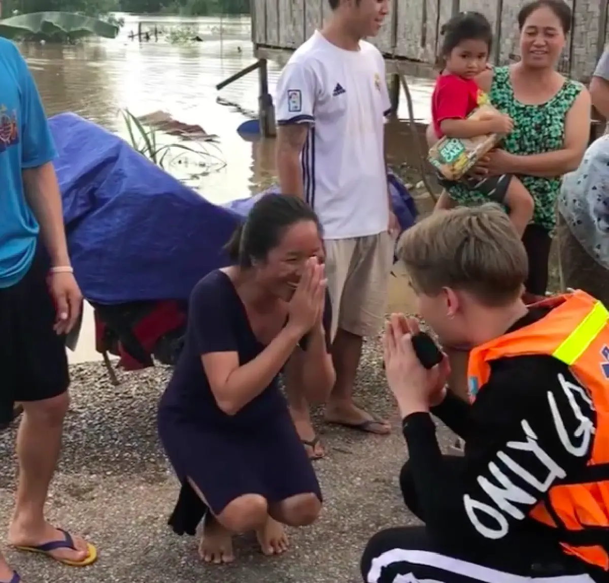 “ดีเจมะตูม” ฝ่าอุปสรรคช่วยเหลือผู้ประสบภัยสปป.ลาว พร้อมลงเรือแจกของเอง