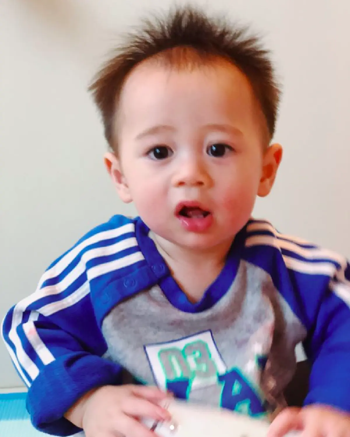 ตัดผมแล้ว! “สายฟ้า” ยิ่งโตยิ่งฉายแววหล่อ ขอเปลี่ยนลุคผมทรงใหม่