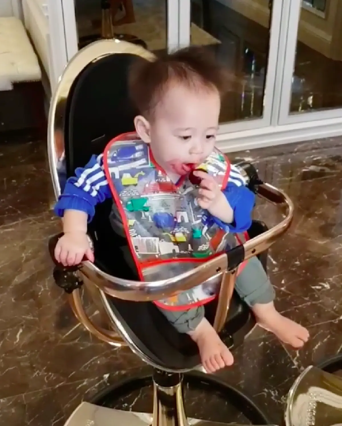 ตัดผมแล้ว! “สายฟ้า” ยิ่งโตยิ่งฉายแววหล่อ ขอเปลี่ยนลุคผมทรงใหม่