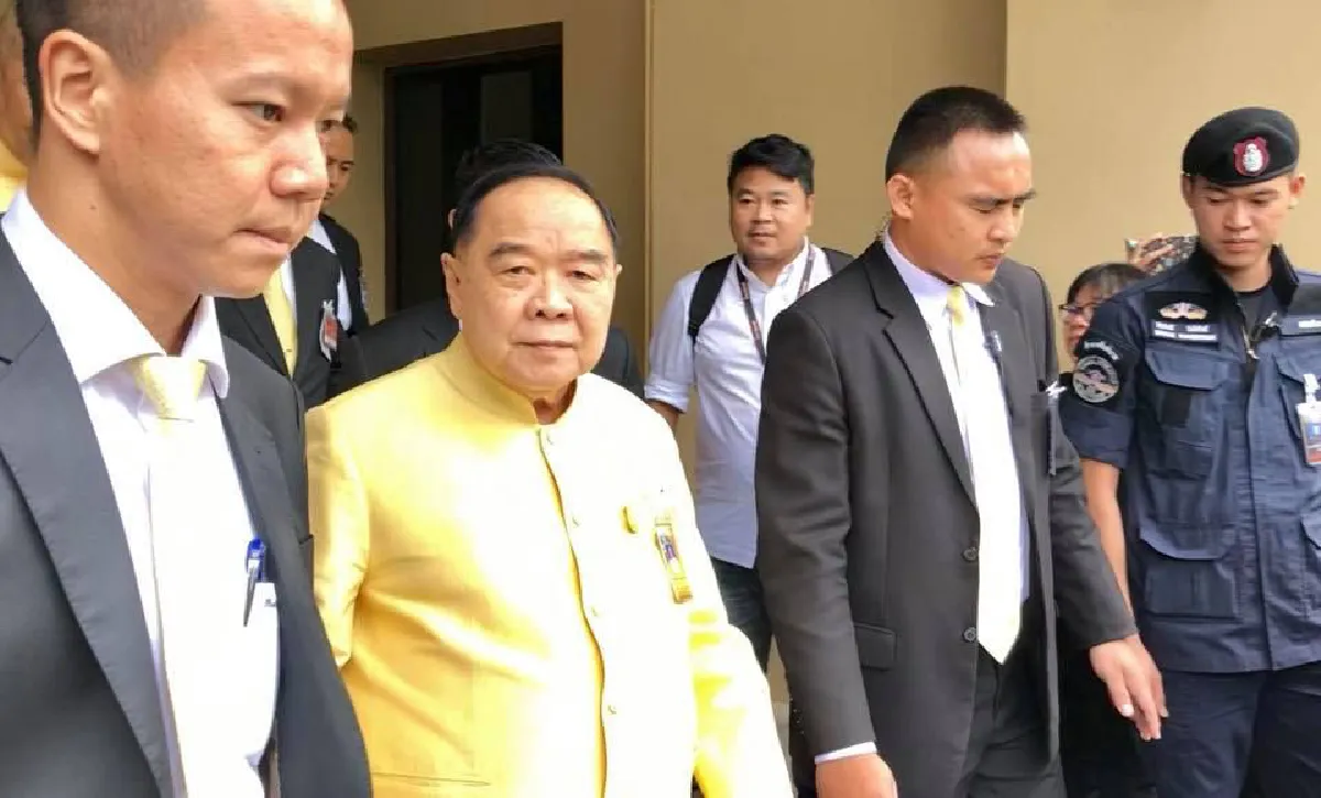 "บิ๊กป้อม" อาการยังไม่ปกติดี-เดินลงบันไดต้องเกาะทีมรปภ.