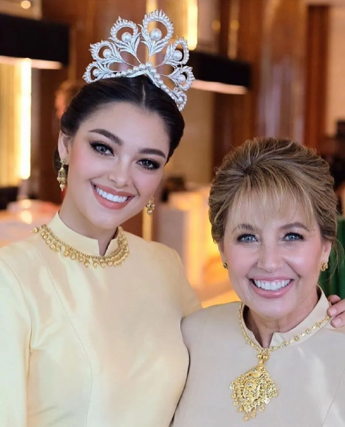 ฝันที่เป็นจริง! น้องฉัตร แต่งหน้าให้ เดมี ลีห์ มิสยูนิเวิร์ส 2017 (คลิป)