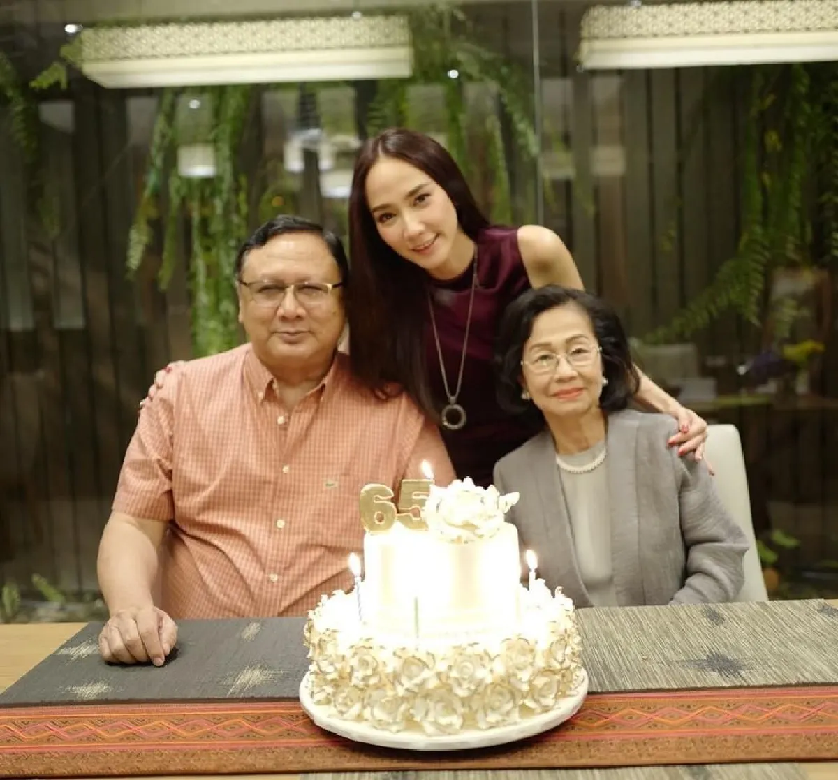 อบอุ่นพร้อมหน้า! อั้ม พัชราภา พาคุณพ่อดินเนอร์ฉลองวันเกิด 65 ปี