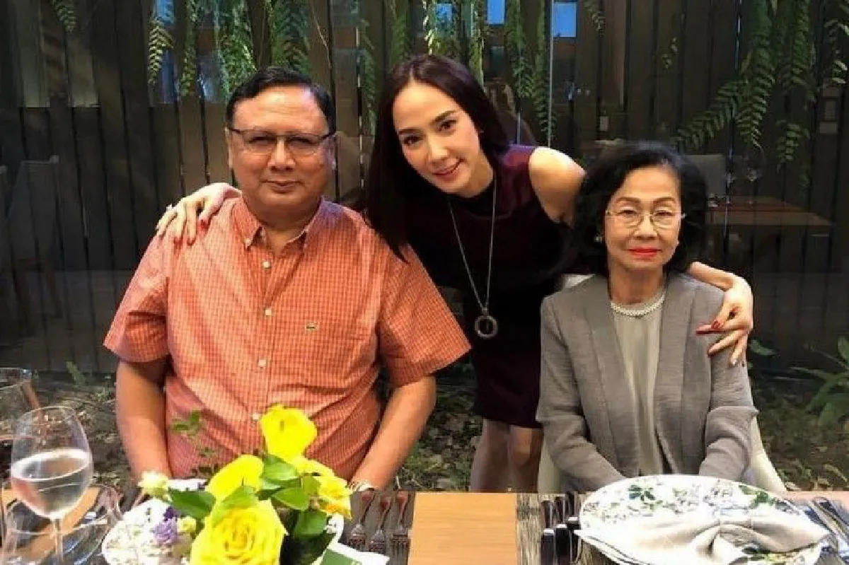 อบอุ่นพร้อมหน้า! อั้ม พัชราภา พาคุณพ่อดินเนอร์ฉลองวันเกิด 65 ปี