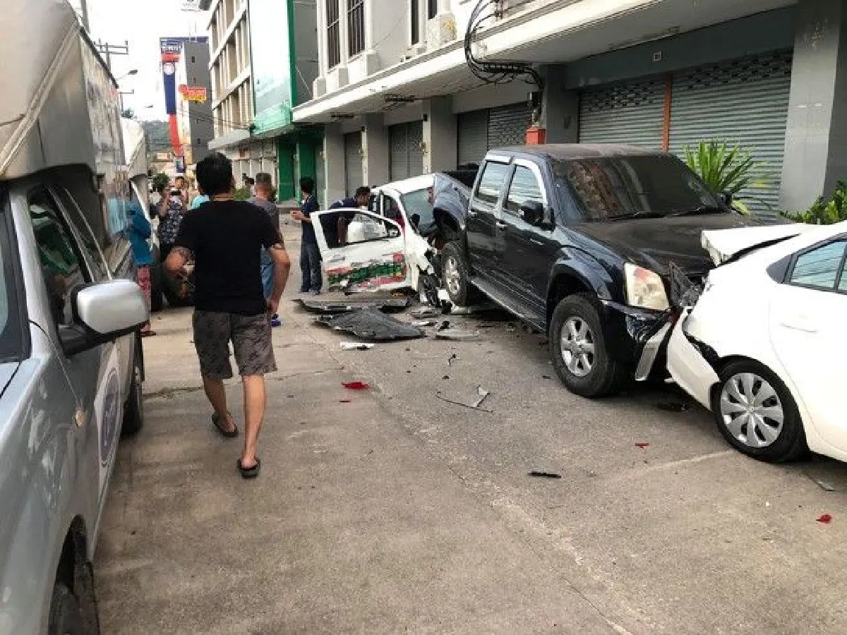 พังยับ! คลิปกระบะซิ่งเสยท้ายเก๋ง-แฉลบพุ่งชนรถยนต์ข้างทาง