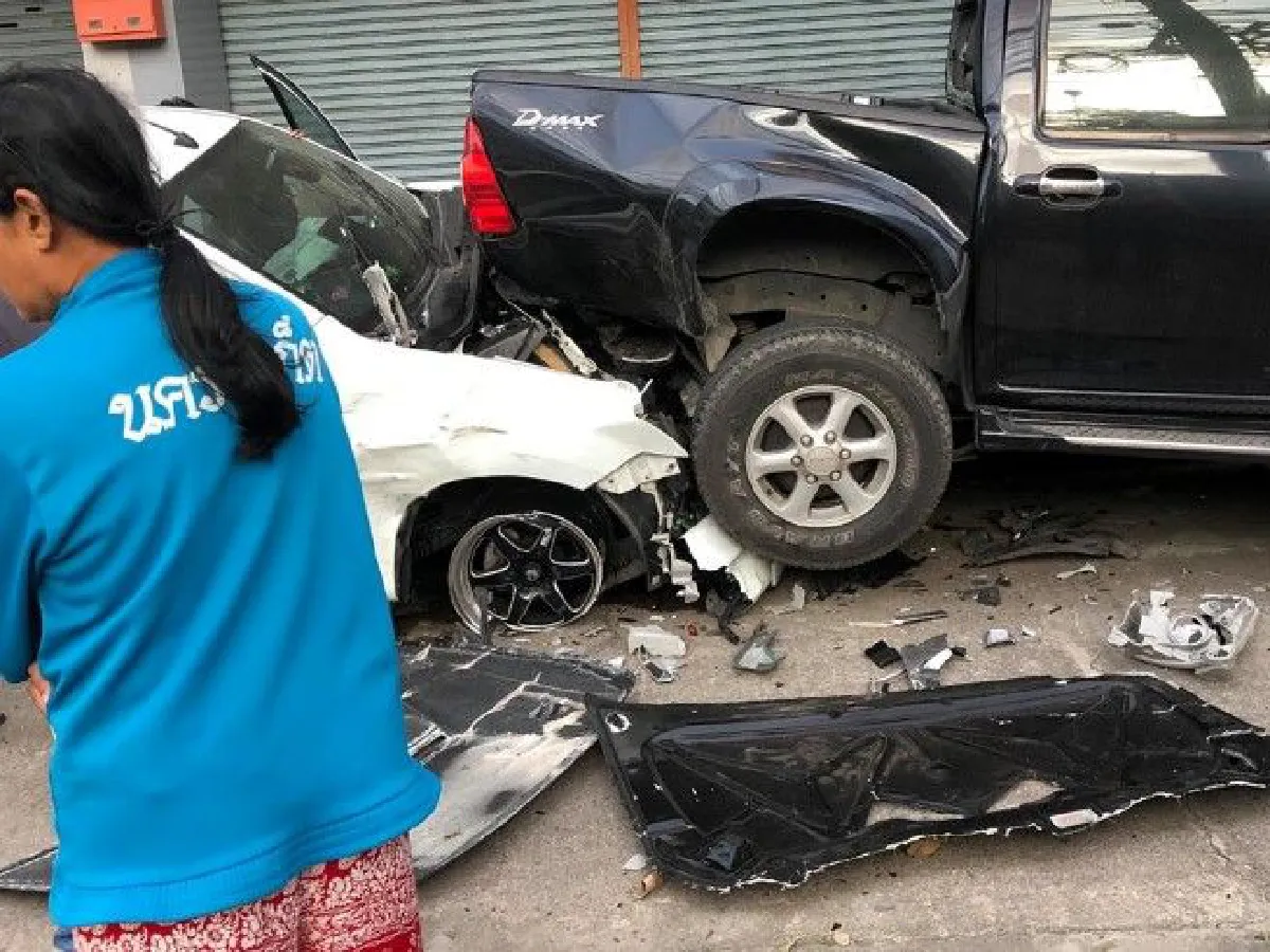 พังยับ! คลิปกระบะซิ่งเสยท้ายเก๋ง-แฉลบพุ่งชนรถยนต์ข้างทาง