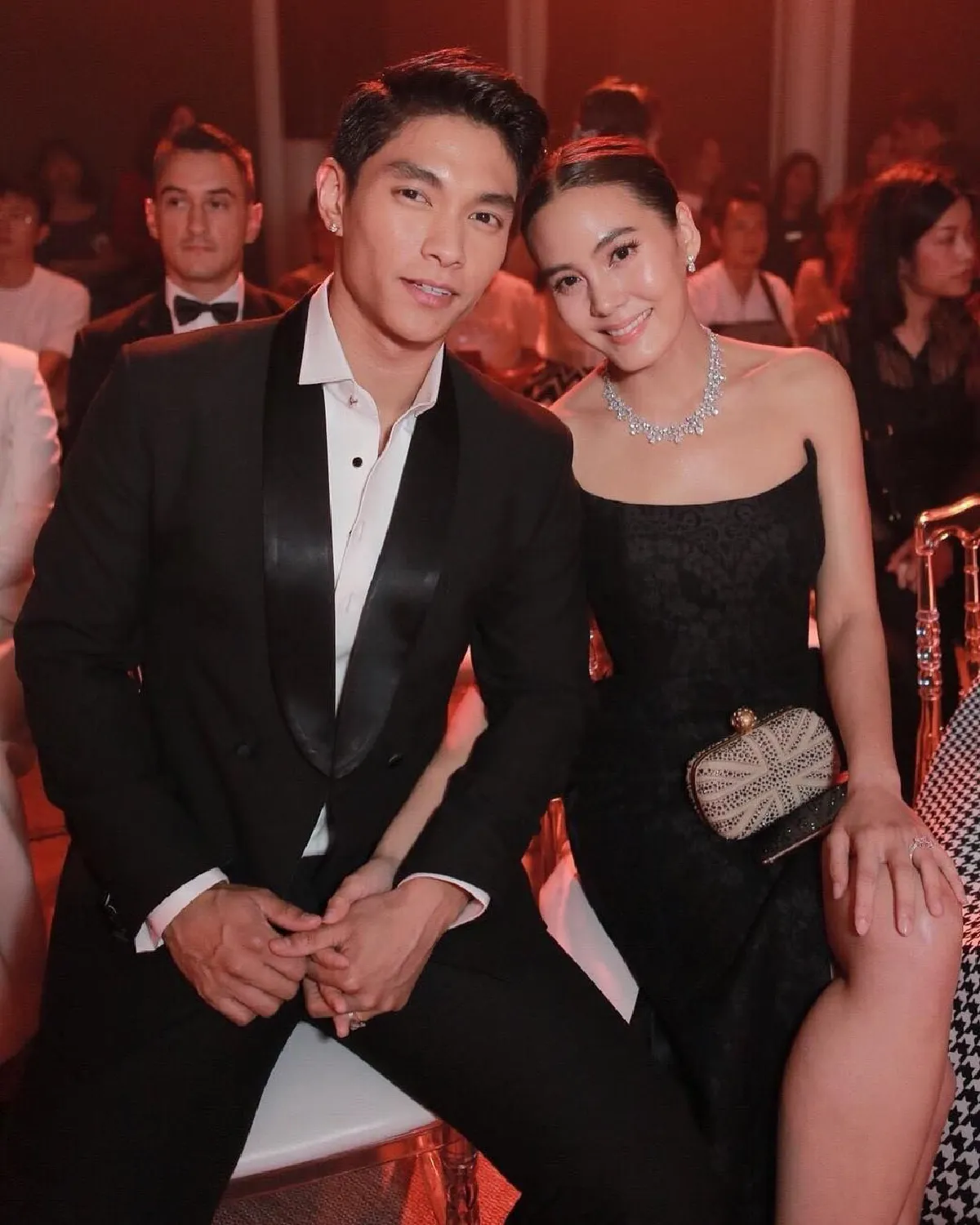 สวยหล่อเหมาะสม! เจนี่-มิกกี้ จับมือแน่นโชว์หวานในงานแฟชั่นโชว์
