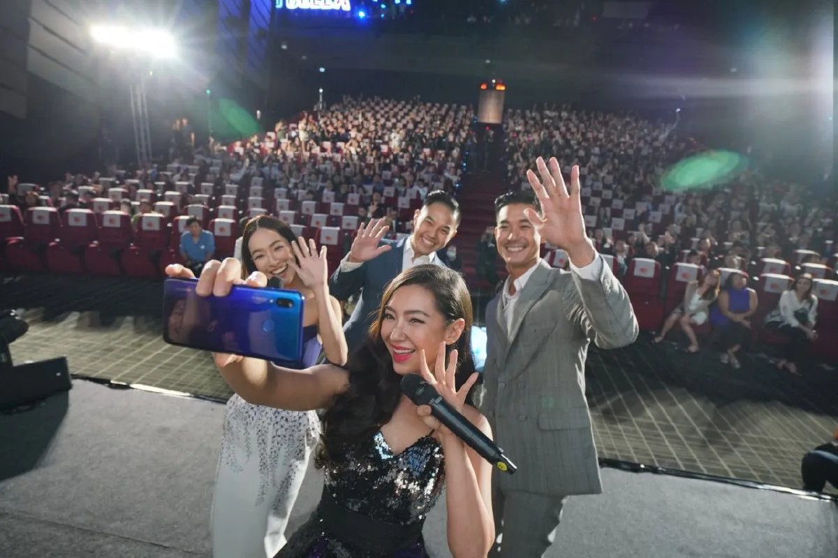 หยุดยิ้มไม่ได้! เบลล่า-เวียร์ ความรักล้นใจ..ควงคู่โชว์หวานกลางเวที