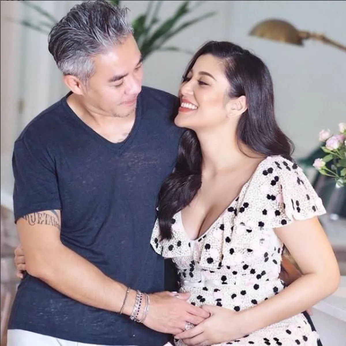 เอมมี่ มรกต เซลฟี่คู่สามีในวันสบายๆ อวดมุมสวยของบ้านสุดอลังการ