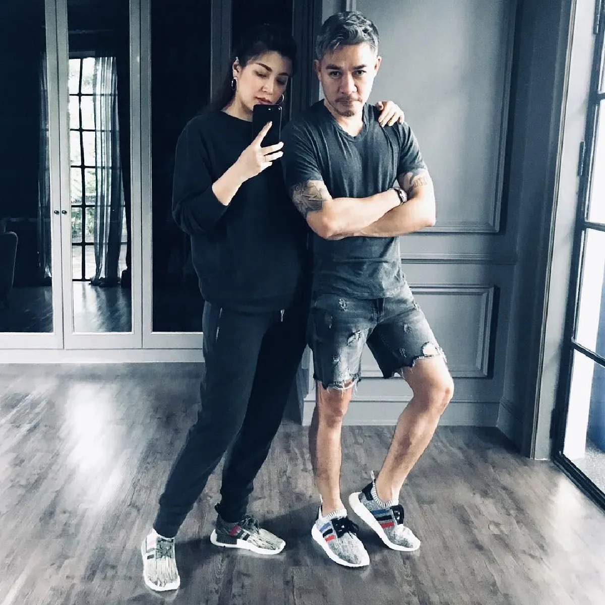 เอมมี่ มรกต เซลฟี่คู่สามีในวันสบายๆ อวดมุมสวยของบ้านสุดอลังการ