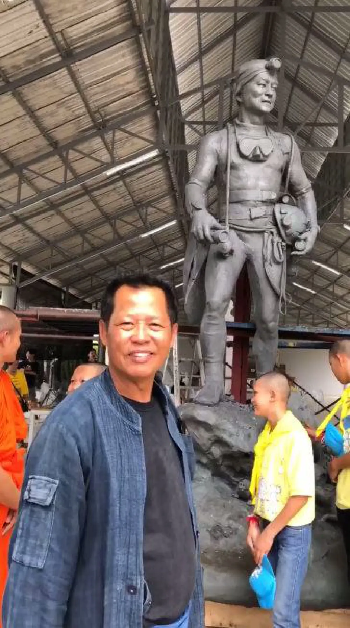 "ทีมหมูป่า" ขอบคุณ "อ.เฉลิมชัย" พร้อมชมอนุสาวรีย์จ่าแซม ที่วัดร่องขุ่น