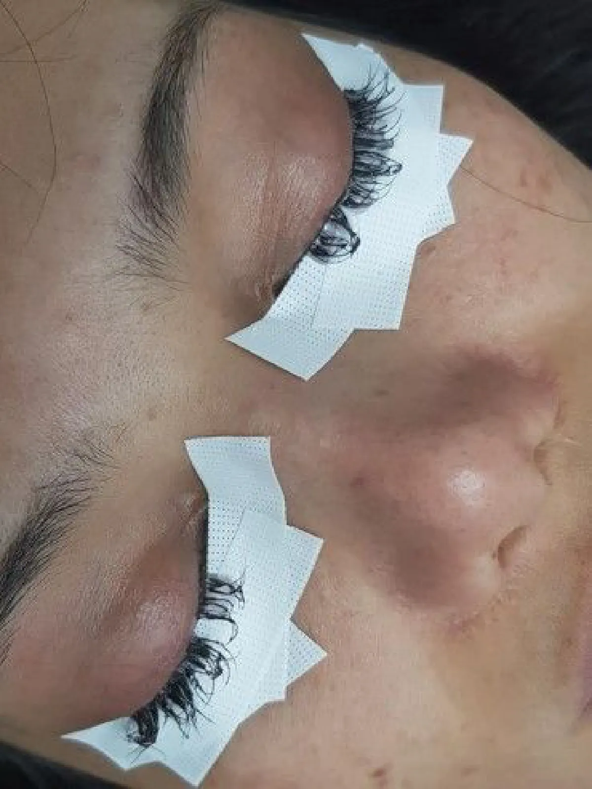 เจอช่างเสริมสวยใช้กาวตราช้างต่อขนตาให้