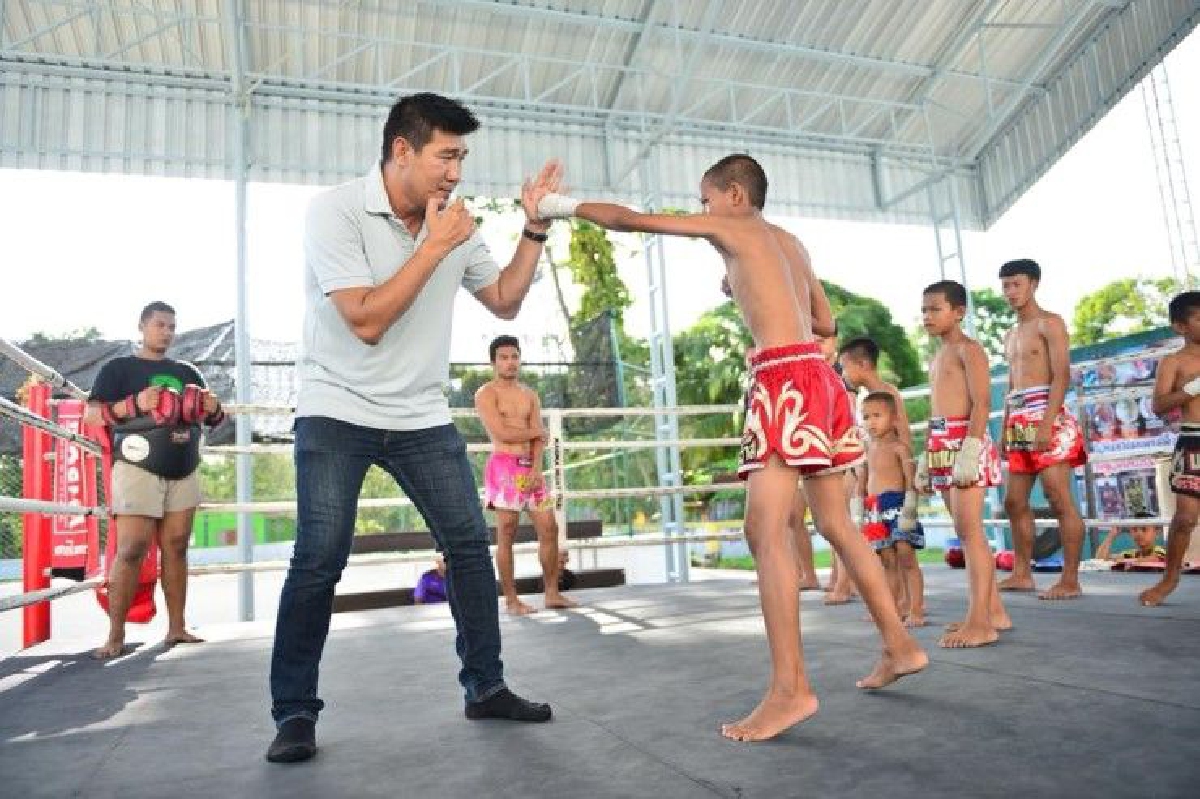 "สมรักษ์" ลงชายแดนใต้ ลุยสอนมวยให้ลูกหลานทหาร "สมรักษ์" ลงชายแดนใต้ ลุยสอนมวยให้ลูกหลานทหาร