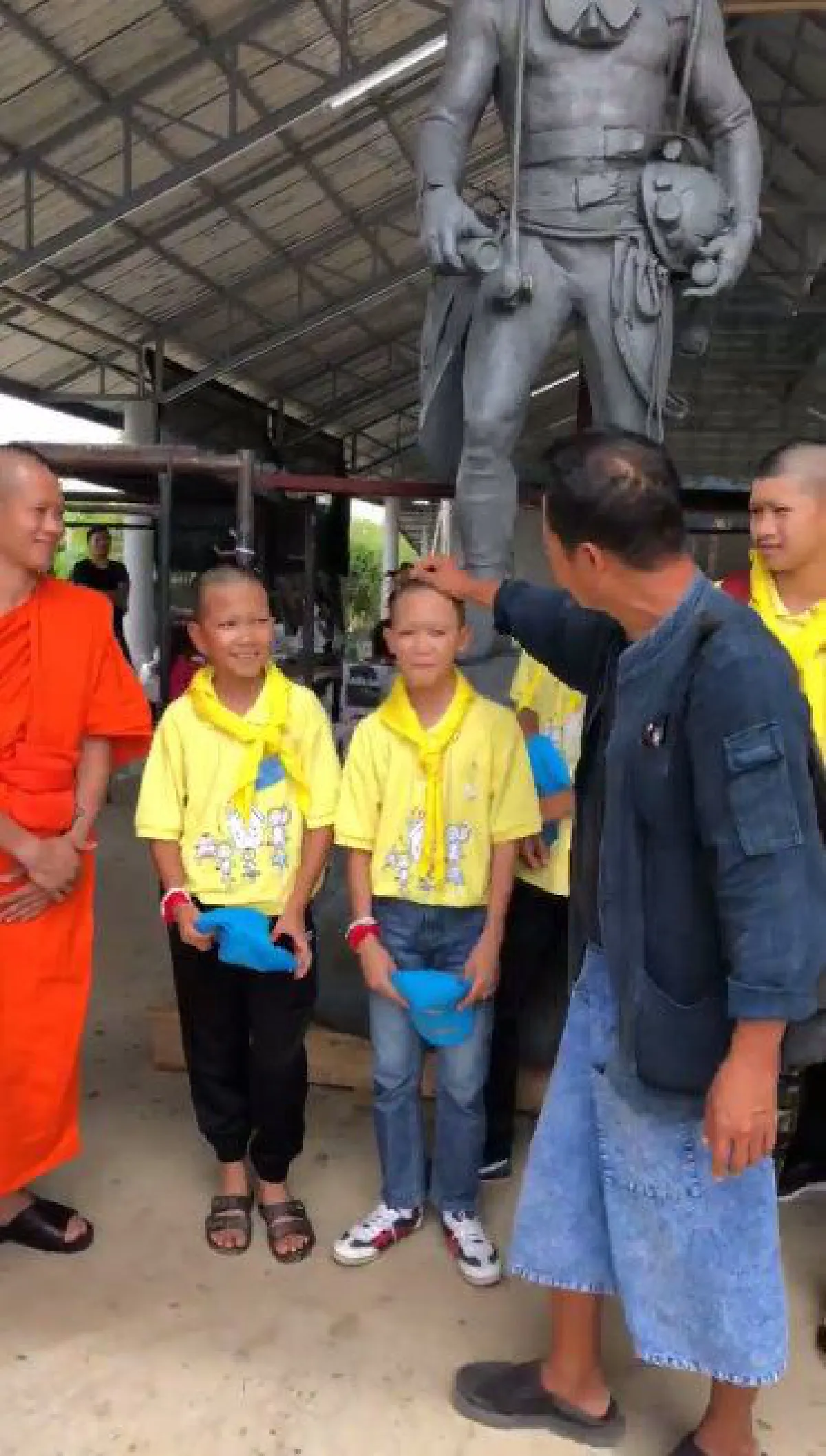 "ทีมหมูป่า" ขอบคุณ "อ.เฉลิมชัย" พร้อมชมอนุสาวรีย์จ่าแซม ที่วัดร่องขุ่น