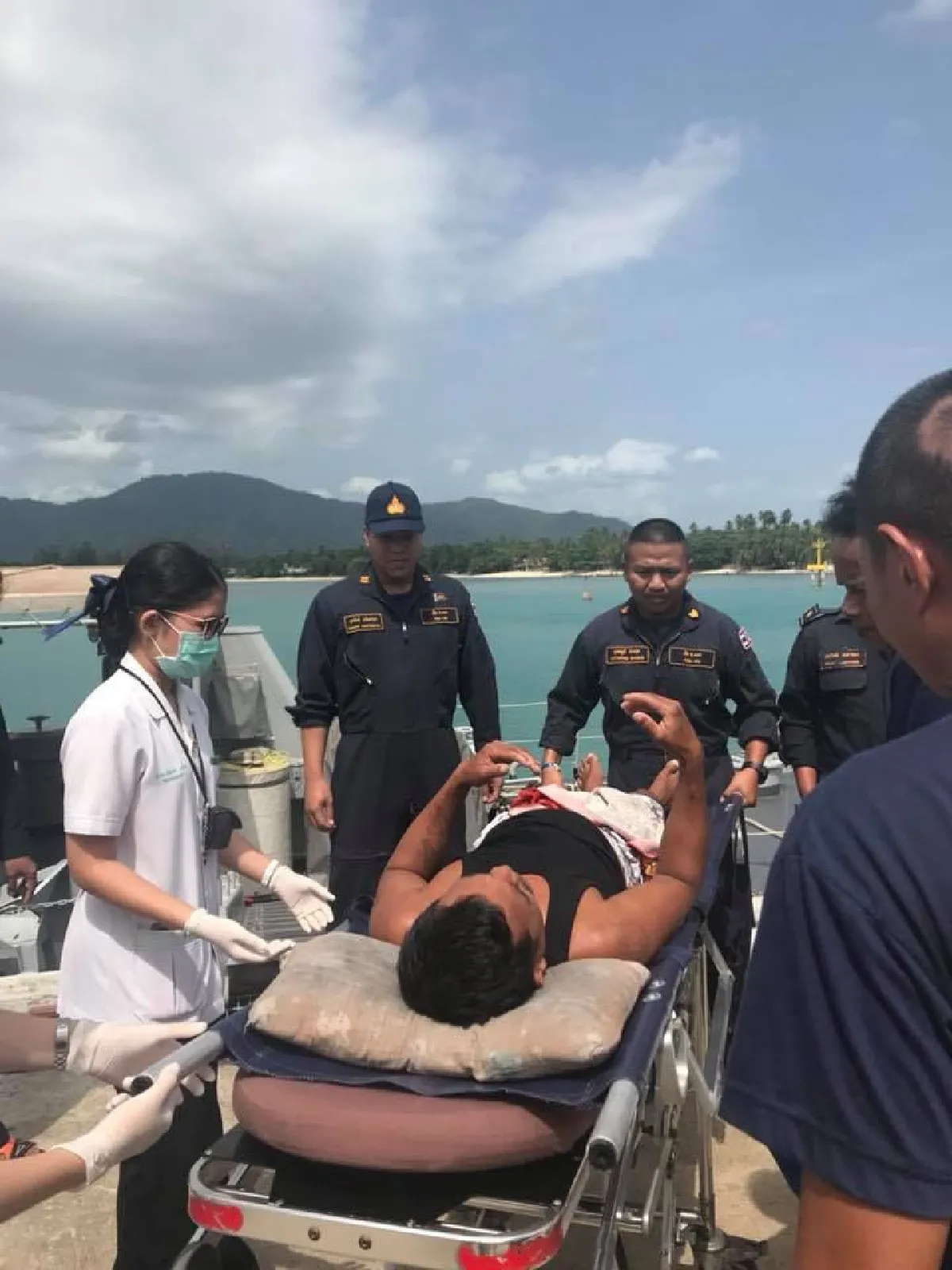 ทร.ช่วยลูกเรือประมงที่ถูกเชือกตีจนหมดสติกลางทะเล