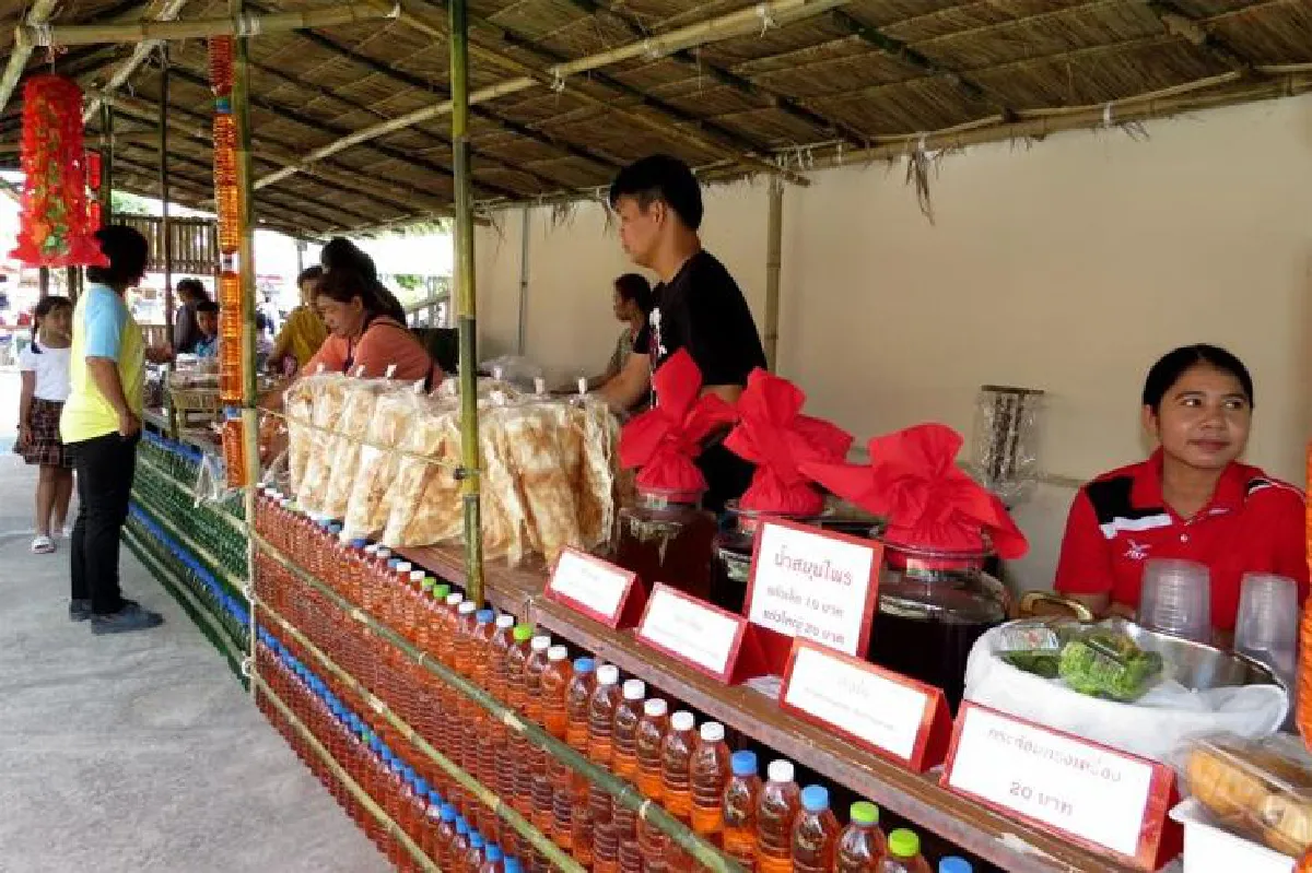 สะพานขวดพลาสติก สุดยอดไอเดียกำจัดขยะ