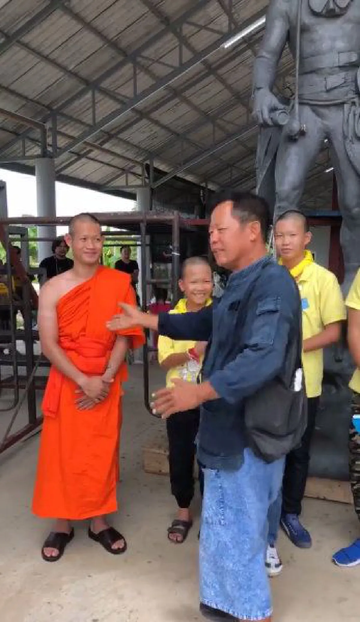 "ทีมหมูป่า" ขอบคุณ "อ.เฉลิมชัย" พร้อมชมอนุสาวรีย์จ่าแซม ที่วัดร่องขุ่น