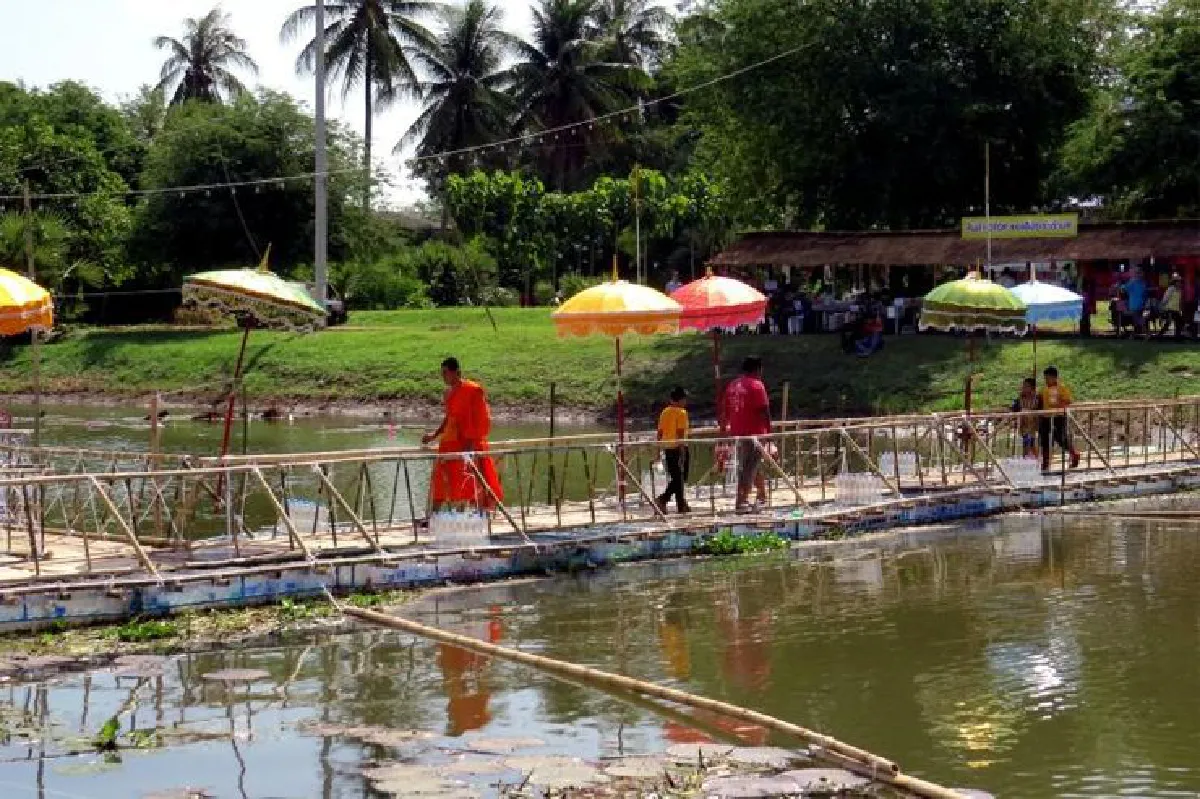 สะพานขวดพลาสติก สุดยอดไอเดียกำจัดขยะ