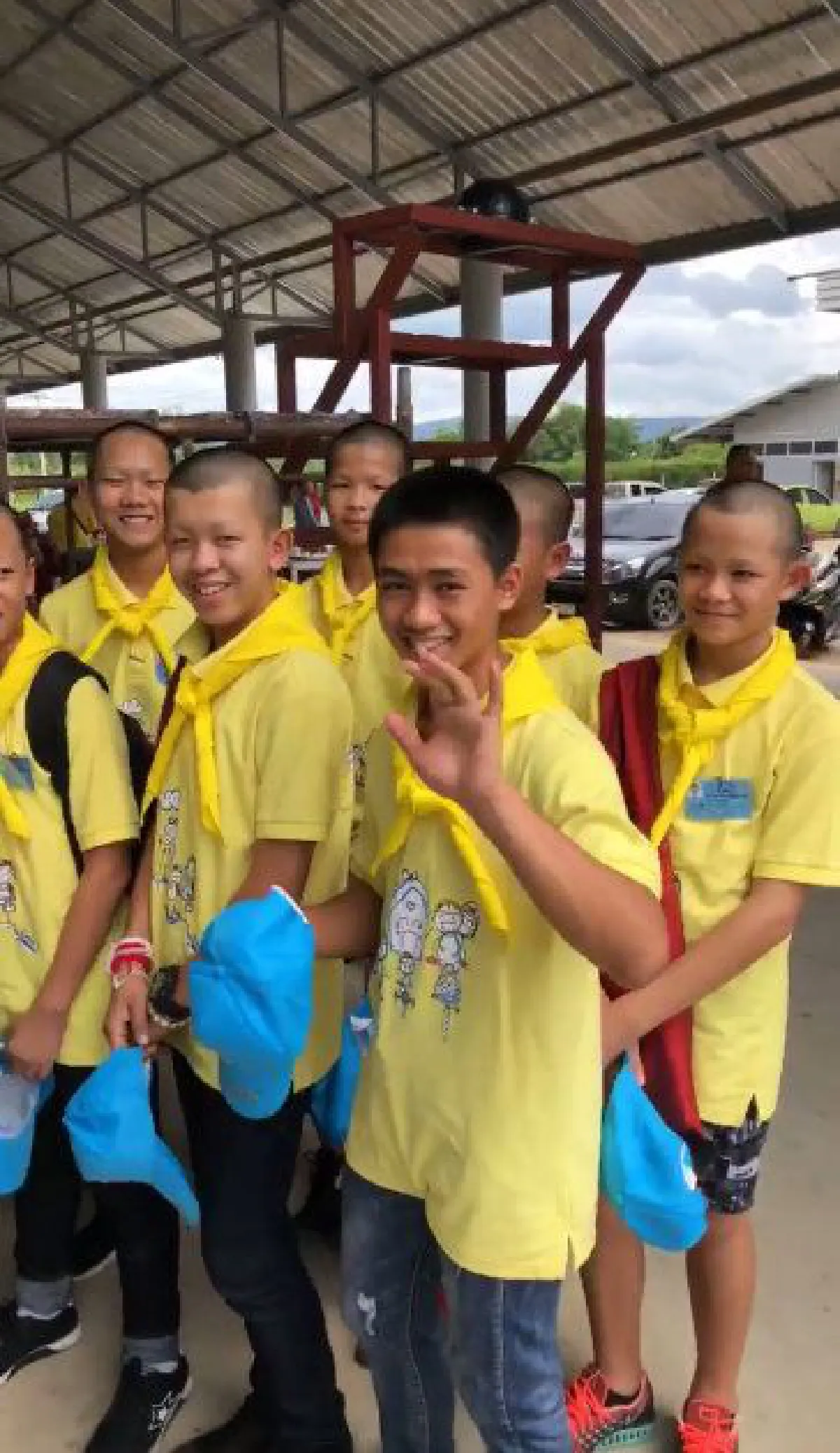 "ทีมหมูป่า" ขอบคุณ "อ.เฉลิมชัย" พร้อมชมอนุสาวรีย์จ่าแซม ที่วัดร่องขุ่น