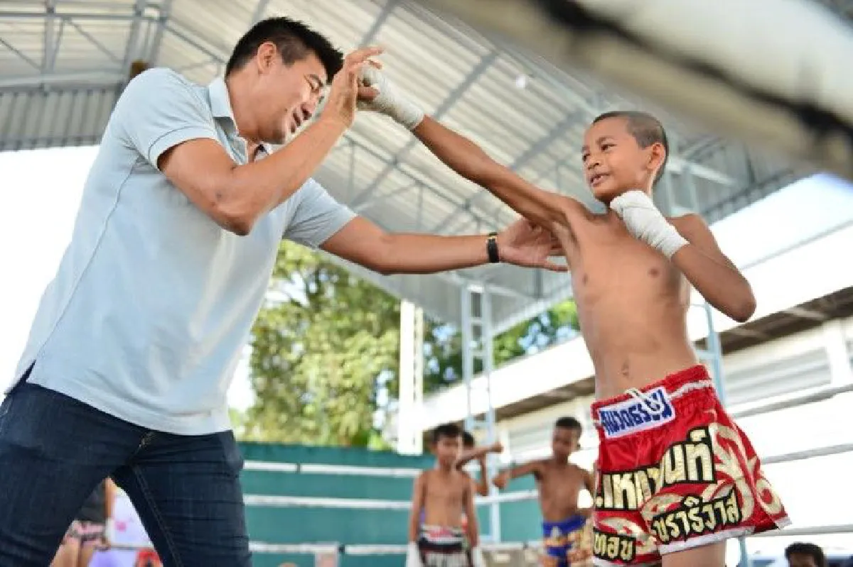 "สมรักษ์" ลงชายแดนใต้ ลุยสอนมวยให้ลูกหลานทหาร