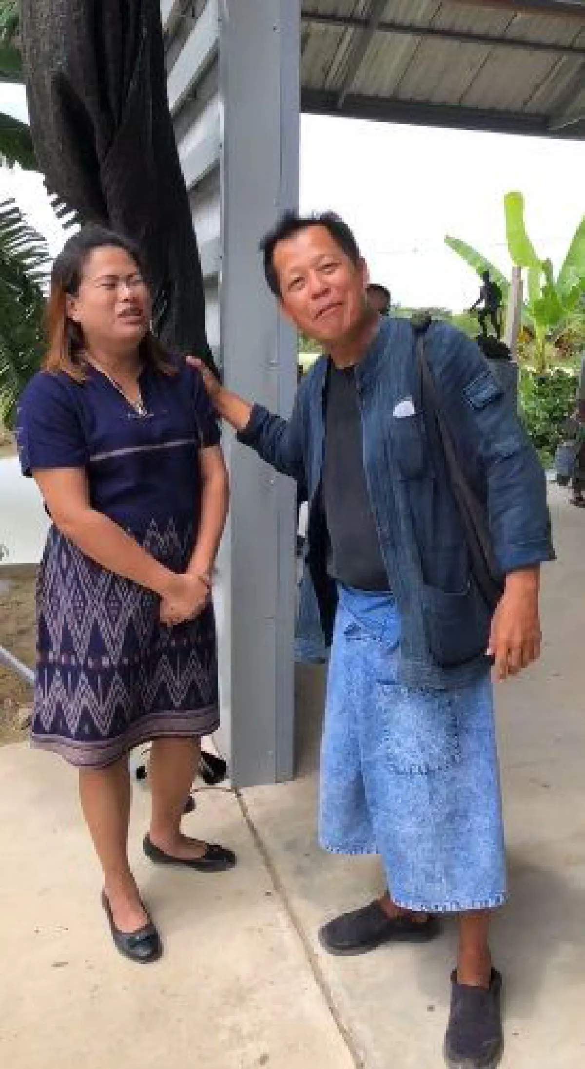 "ทีมหมูป่า" ขอบคุณ "อ.เฉลิมชัย" พร้อมชมอนุสาวรีย์จ่าแซม ที่วัดร่องขุ่น