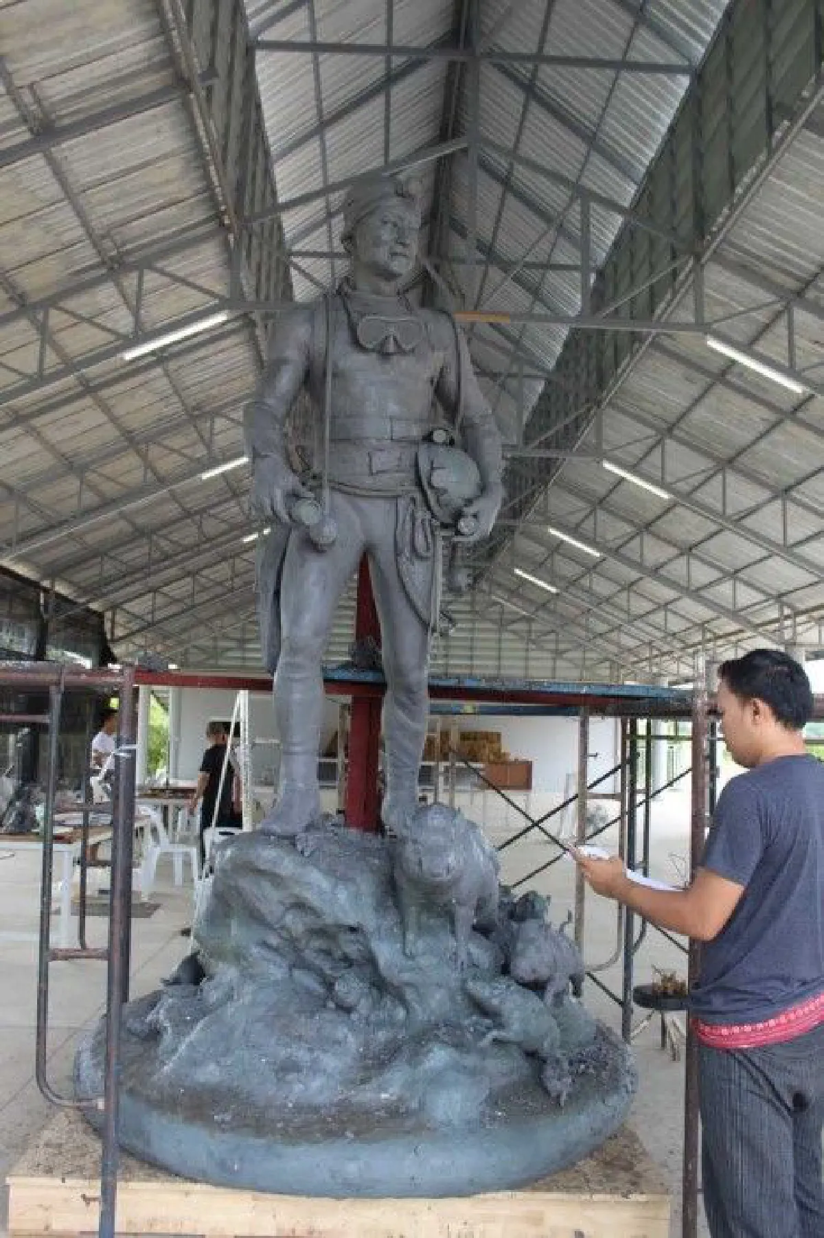 รูปปั้น"จ่าแซม"คืบหน้ากว่า60% นักท่องเที่ยวแห่ชม