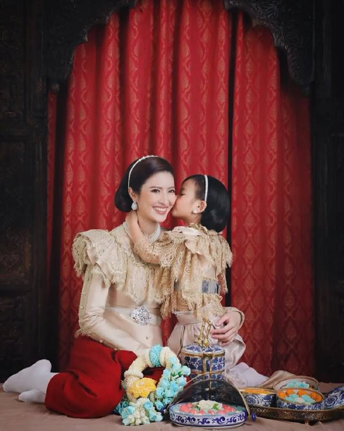 "น้องปีใหม่” รู้หน้าที่เปลี่ยนเป็นเด็กเรียบร้อย ถ่ายแบบชุดไทยกับ “แม่แอฟ”