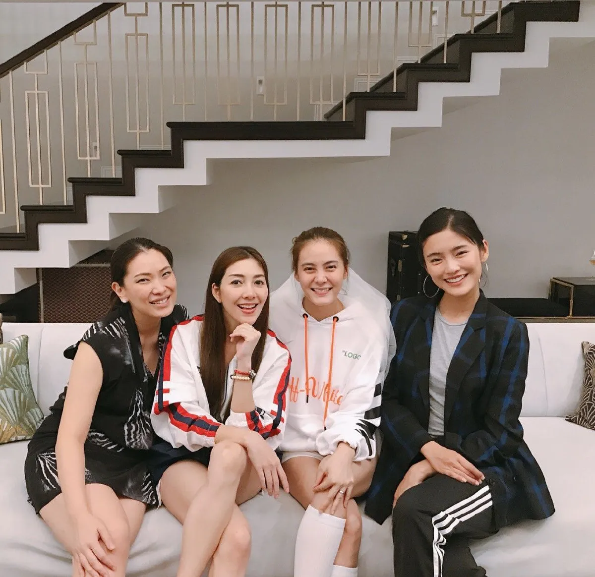 ว่าที่บ่าวสาว เจนี่-มิกกี้ จุ๊บปากโชว์ความหวานไม่เกรงใจเพื่อน
