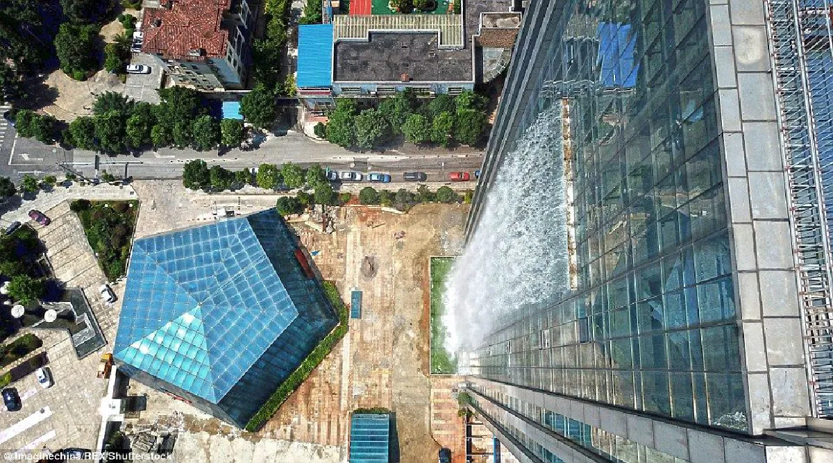 จีนโชว์เหนือ! สร้างน้ำตกจากตึกสูง