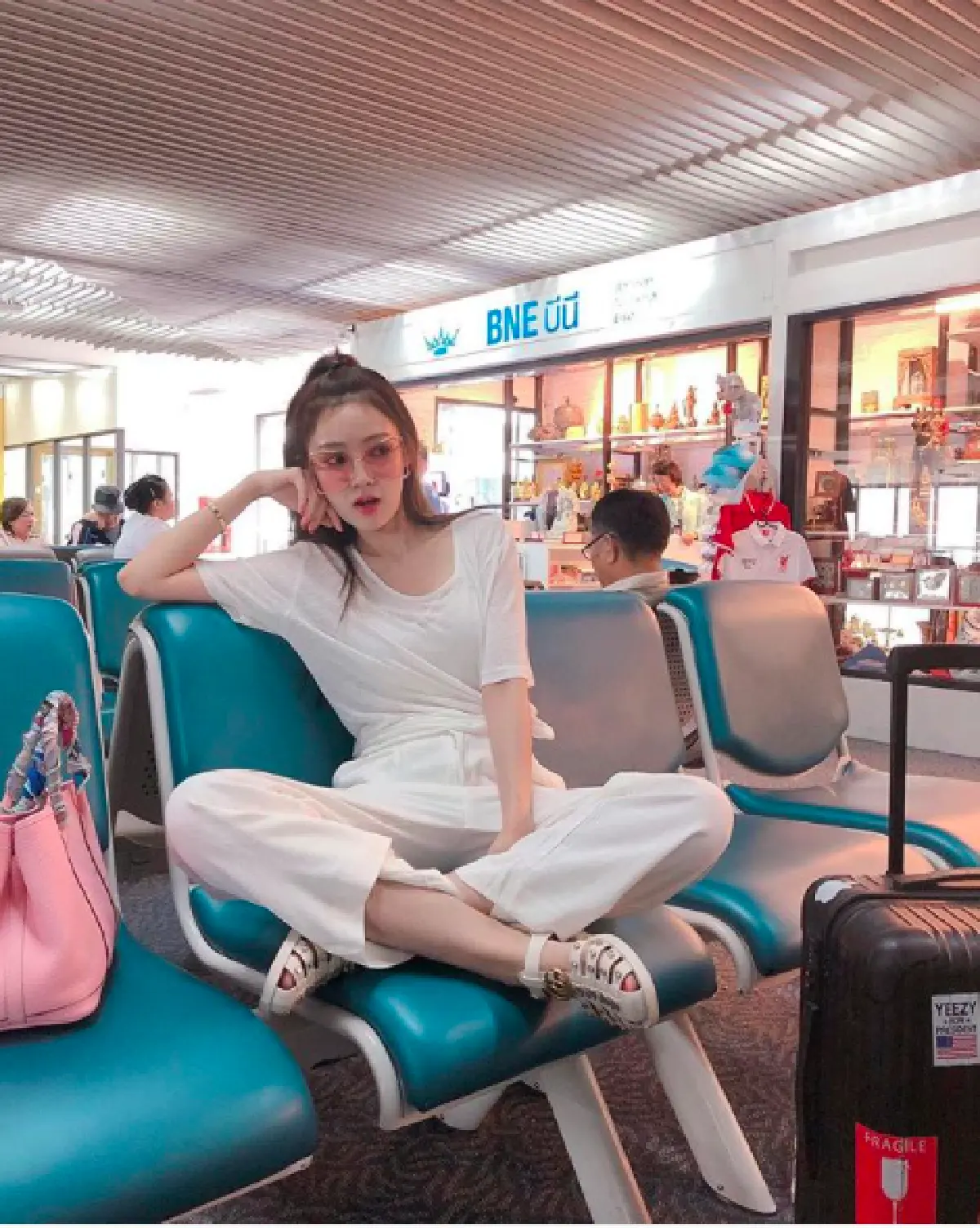 ซูมภาพว่าที่เจ้าสาวป้ายแดง "พลอย เดอะกิ๊ก” กับพัฒนาการความสวย ที่จำแทบไม่ได้