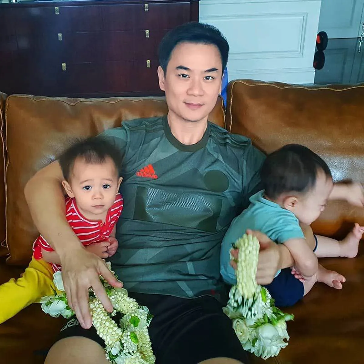 ภาพน่ารัก! สายฟ้า-พายุ นำพวงมาลัยไหว้ พ่อน็อต ในวันเกิดสุดอบอุ่น