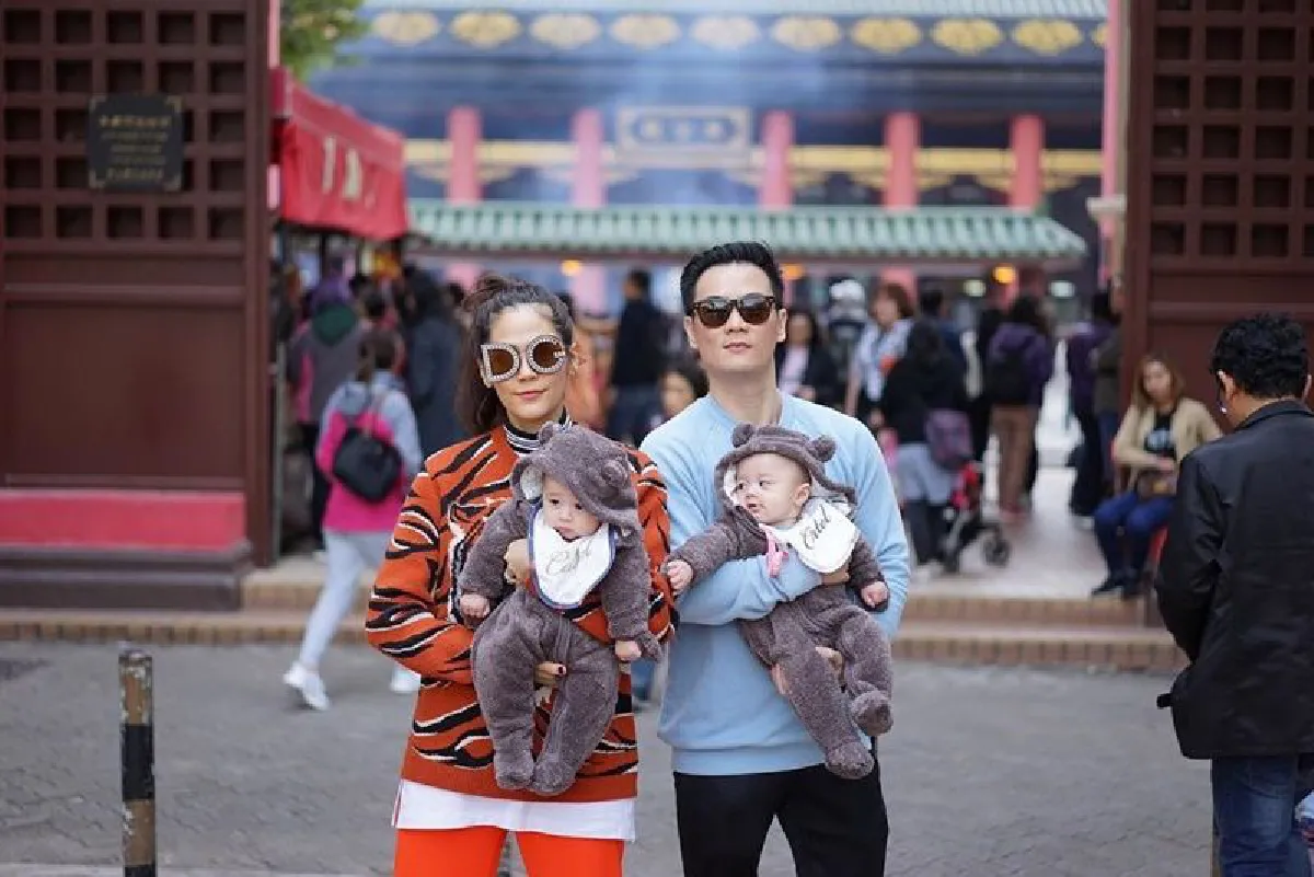 ภาพน่ารัก! สายฟ้า-พายุ นำพวงมาลัยไหว้ พ่อน็อต ในวันเกิดสุดอบอุ่น