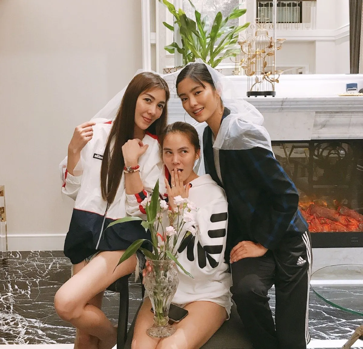 ว่าที่บ่าวสาว เจนี่-มิกกี้ จุ๊บปากโชว์ความหวานไม่เกรงใจเพื่อน