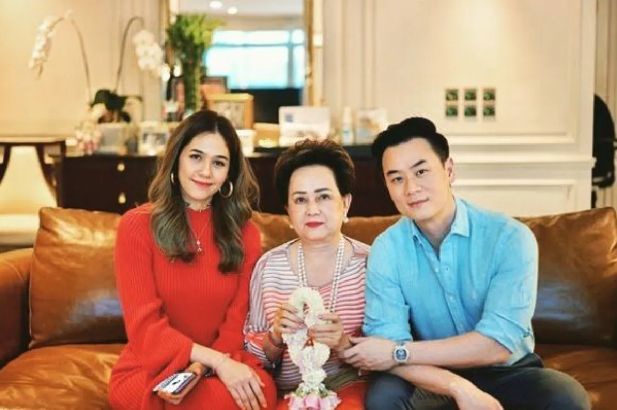 ภาพน่ารัก! สายฟ้า-พายุ นำพวงมาลัยไหว้ พ่อน็อต ในวันเกิดสุดอบอุ่น