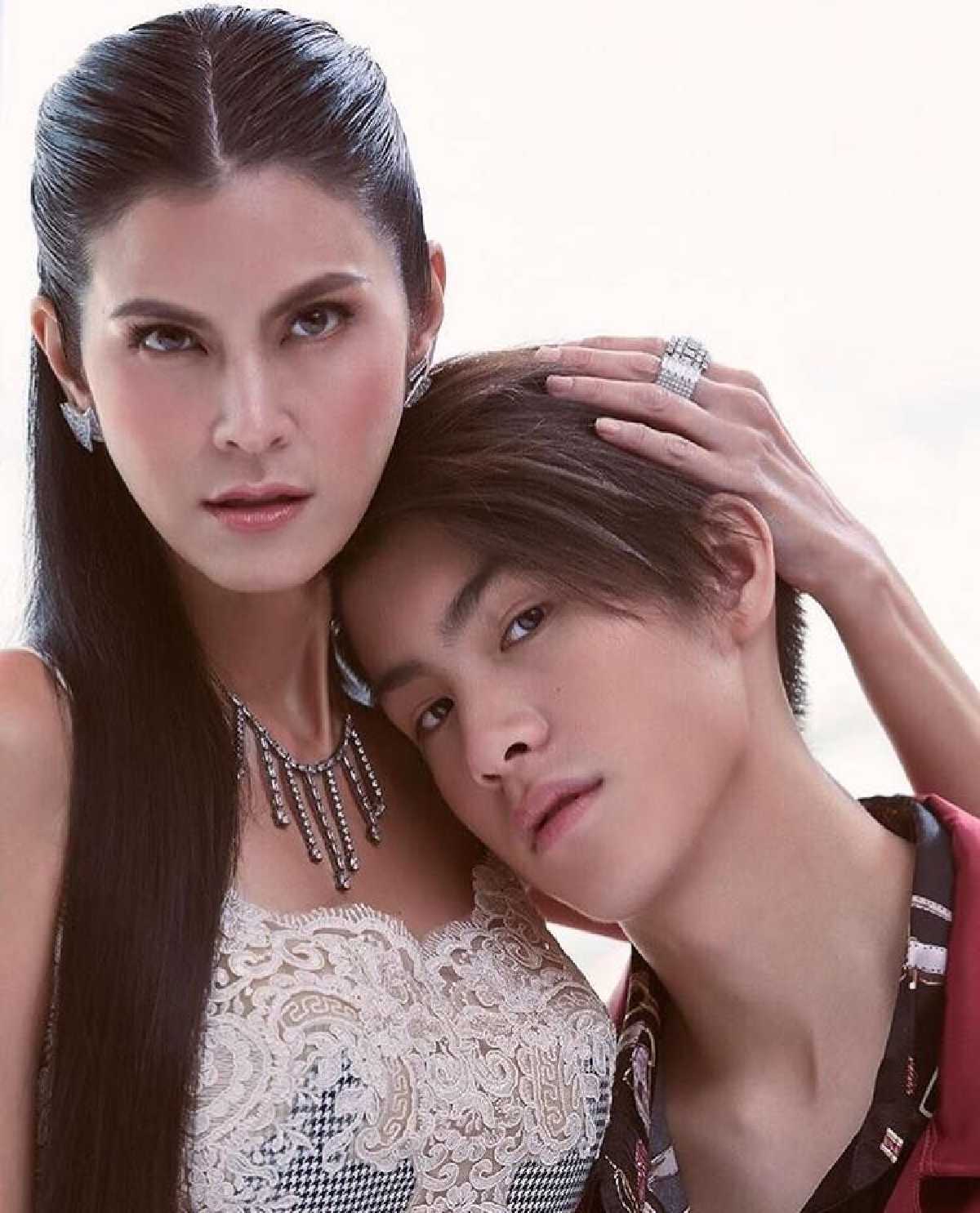 หน้าตาดียกบ้าน! ปิ่น เก็จมณี สวยเป๊ะหุ่นปัง..ถ่ายแบบประกบลูกชายทั้งสาม