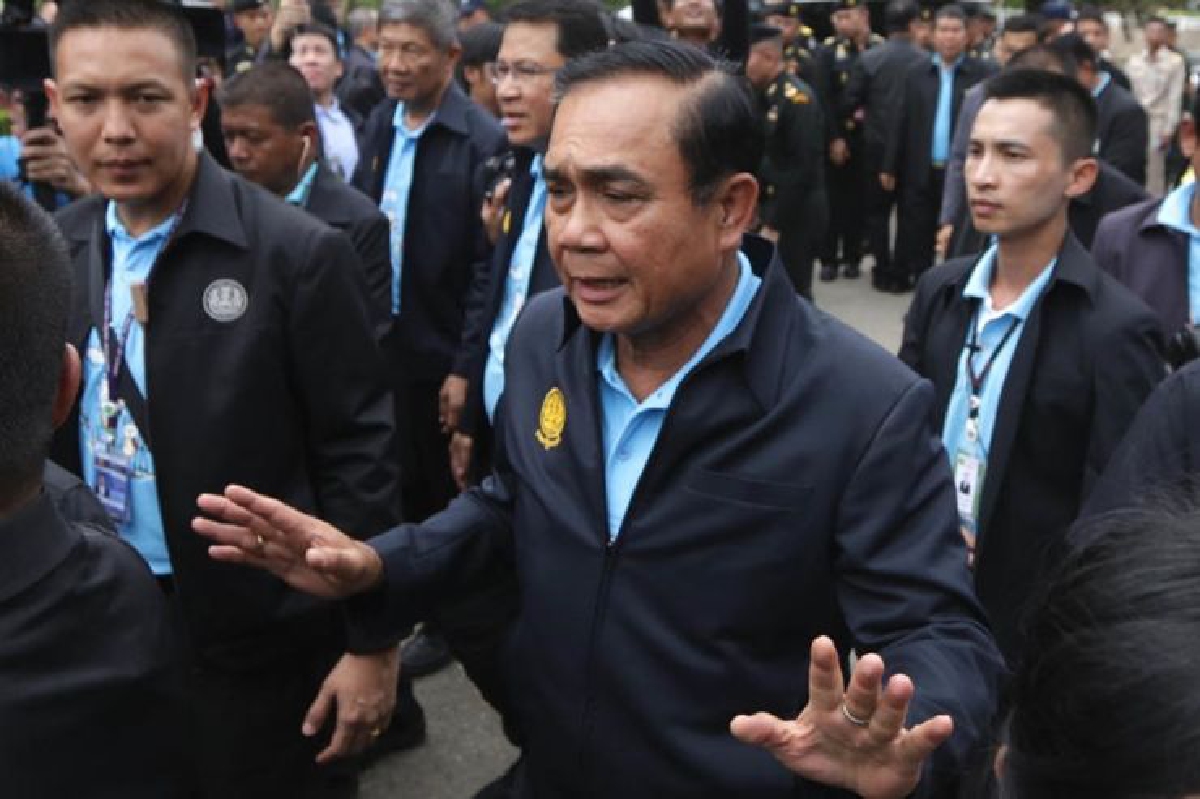 นายกฯตรวจน้ำเมืองเพชรบอกชาวบ้านไม่ต้องวิตกจนเกินเหตุ