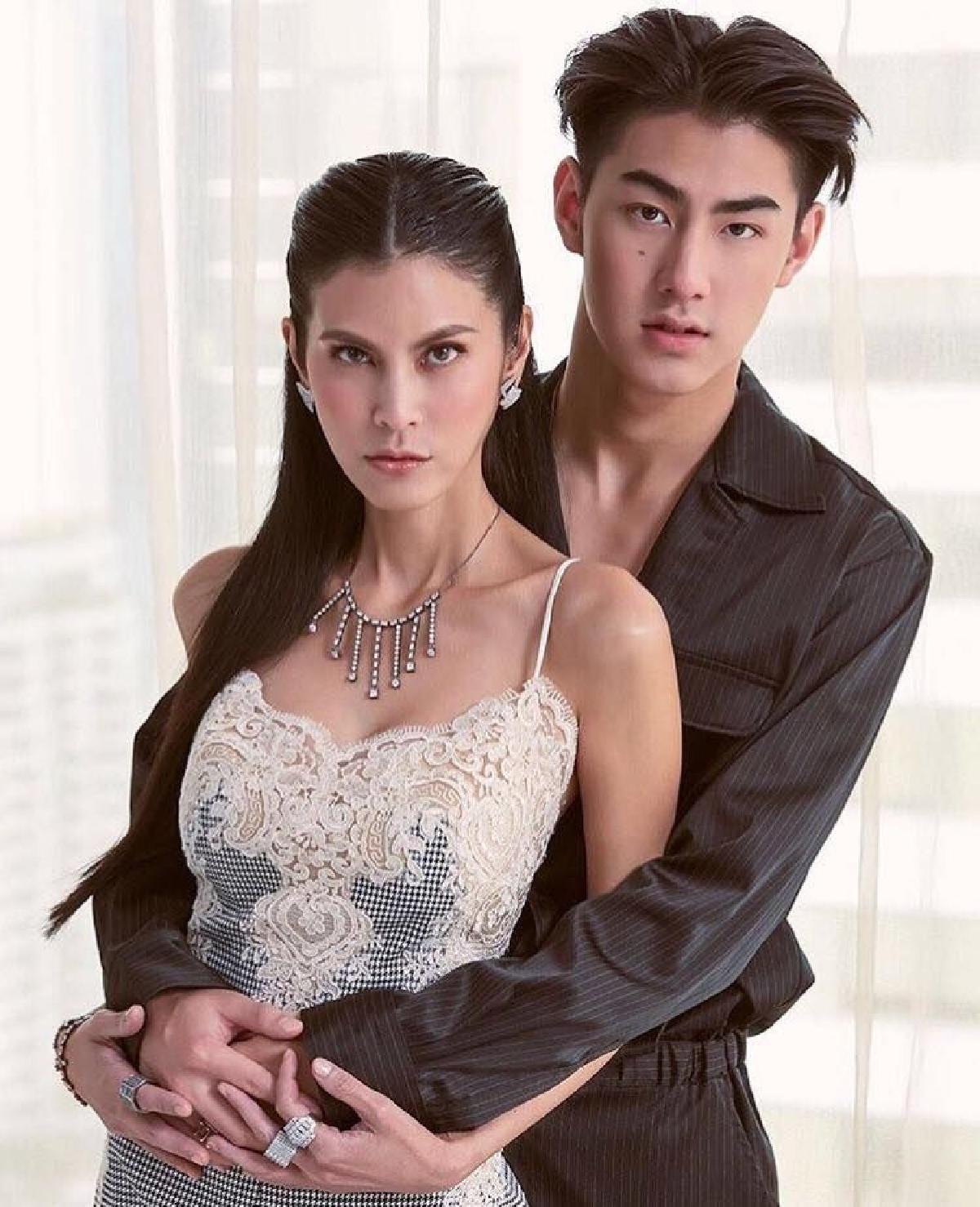 หน้าตาดียกบ้าน! ปิ่น เก็จมณี สวยเป๊ะหุ่นปัง..ถ่ายแบบประกบลูกชายทั้งสาม