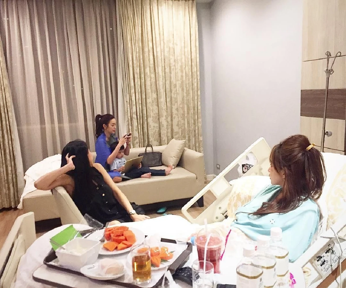 โมเมนต์อบอุ่น! แม่ป๊อป นิธิ เยี่ยมลูกสะใภ้ เป้ย ดูแลติดขอบเตียง
