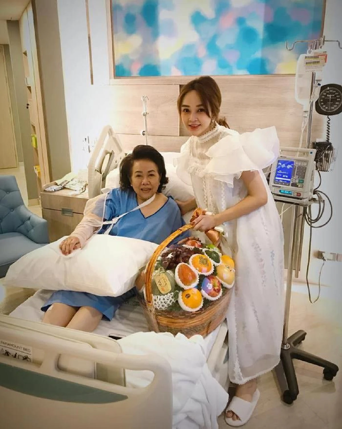 โมเมนต์อบอุ่น! แม่ป๊อป นิธิ เยี่ยมลูกสะใภ้ เป้ย ดูแลติดขอบเตียง
