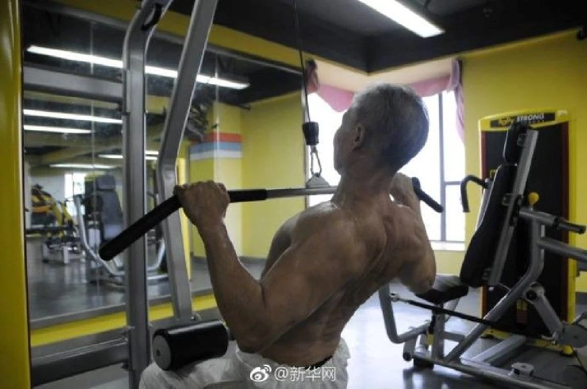 หุ่นสุดเฟิร์มของคุณปู่ชาวจีนวัย 70 ปี เป็นพลังบวกให้คนรุ่นใหม่