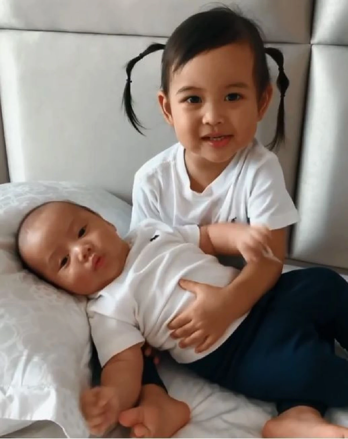 รักน้องคนเดียว! 10 ภาพน่าเอ็นดู เจ้าขา-เจ้าคุณ ลูกแม่กระแต ศุภักษร